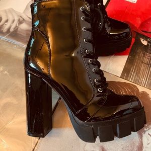 Glamor Goth QUEEN Beautifully Wild Diva Rare Patent platforms 7.5